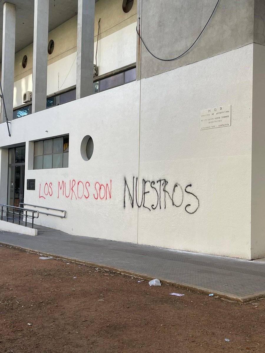 Antes del 1° de mayo / luego del acto del PitCnt. NO es un MURO. Es un CENTRO EDUCATIVO. Es el lugar donde egresan los docentes que educarán a nuestros hijos. #NoEsUnMuro
