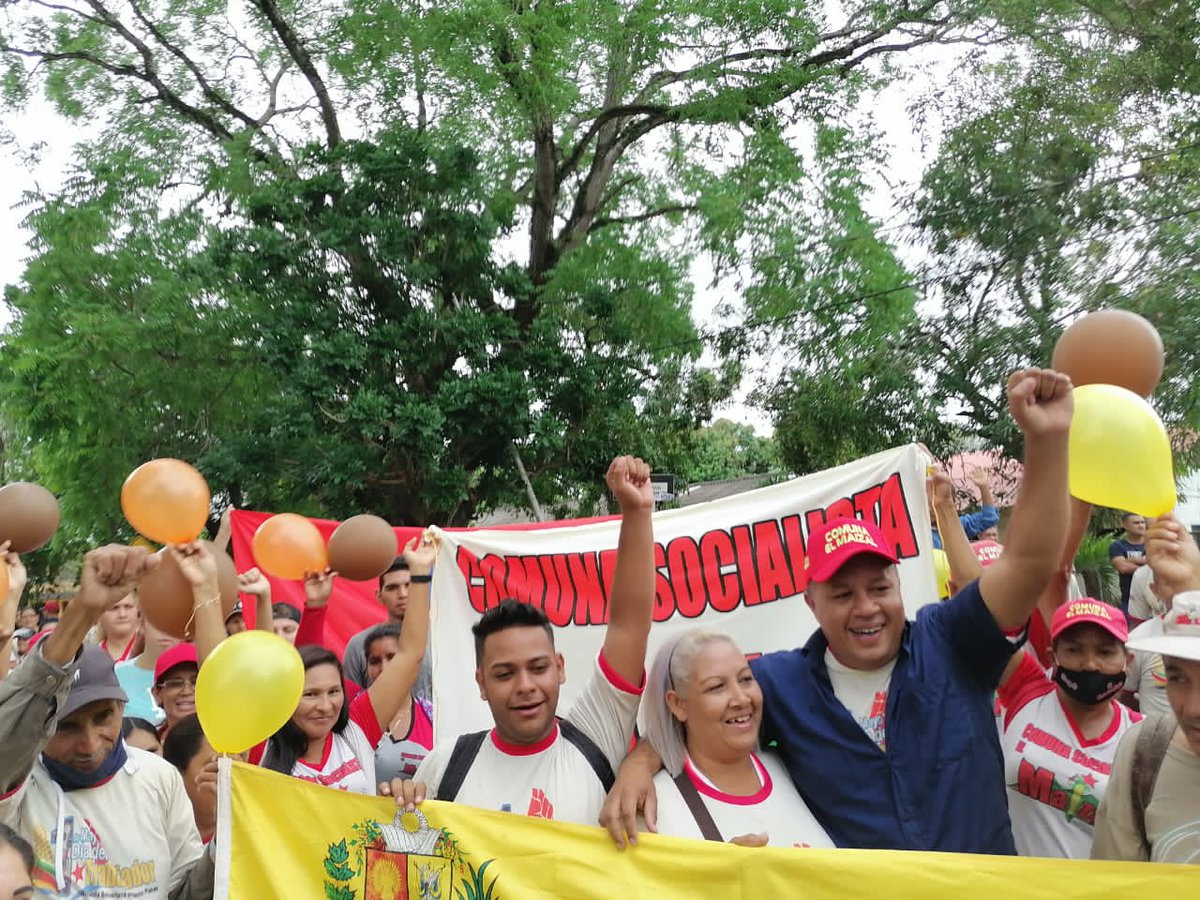 Lamujerhablan's tweet photo. El pueblo de Simòn Planas, defendiendo la Paz y Soberanía de la Patria 🇻🇪 este #1Mayo las calles se llenaron de alegría y fuerza revolucionaria con el Alcalde Comunero @AngelPradoSP siguendo el legado de Chavez y @NicolasMaduro 

#MaduroEsClaseObrera 
#10AñosLOTTT https://t.co/FP9y4zat0g