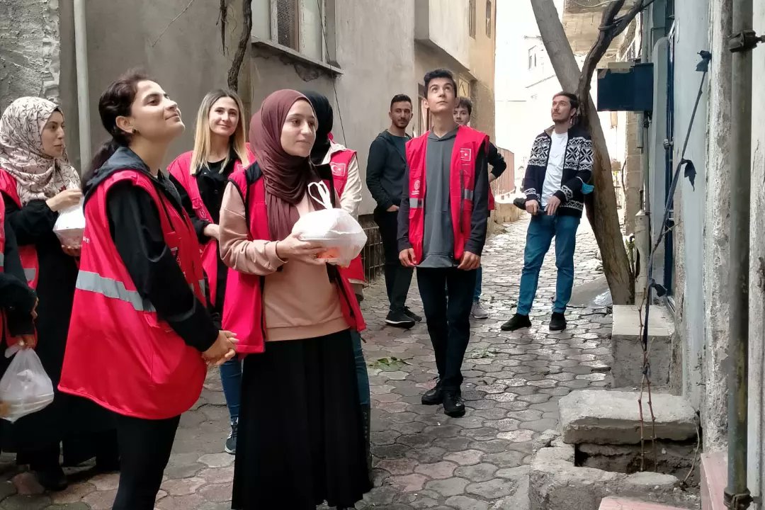 Maras_Damla_'s tweet photo. #sofradankalbe projemizin son gününden #baharaçangönüller imizden harika kareler 💦❤
Bugün bambaşka duygu patlaması yaşadık😄Minik Hira'mızın yolumuzu gözlemesi bizi çok mutlu etti.
@kasapoglu @DamlaVolunteers @gencliksporbak https://t.co/FRk3Ro9rdX