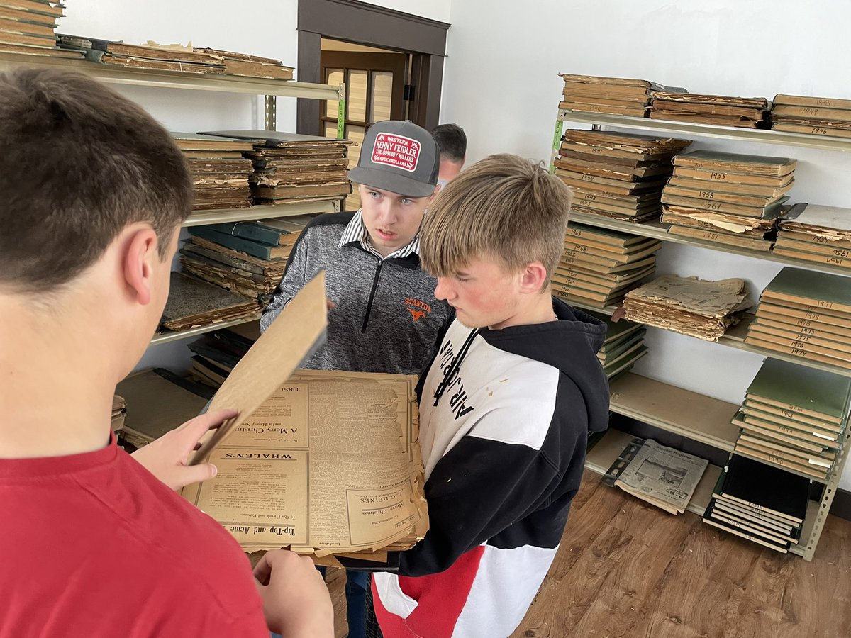 RegisterStanton's tweet photo. WE MOVED! A huge, huge thank you to the Stanton Community Schools football team for making the move to 903 10th Street! Thanks Coach Stoddard and their parents for instilling such great work ethic and community spirit in these young men. #thisismystanton #MustangPride https://t.co/SPpUX6eErM