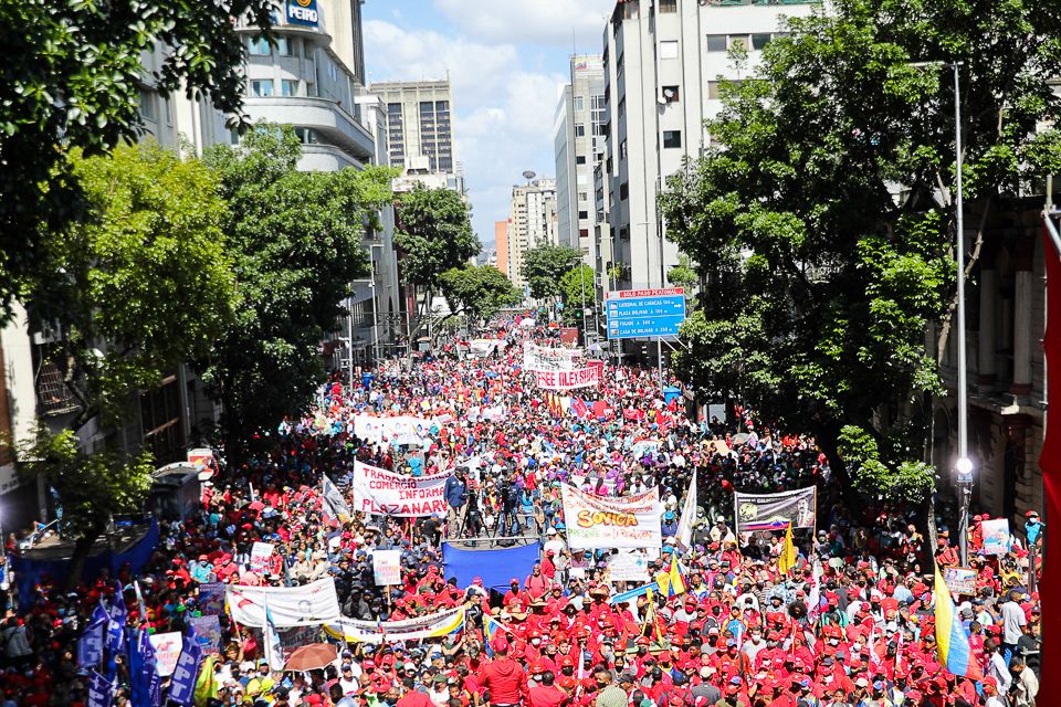 NicolasMaduro's tweet photo. Ha sido impresionante ver al Poder Obrero movilizado en esta majestuosa Marcha del Día Internacional del Trabajador en Caracas. En toda Venezuela el Pueblo salió a las calles para apoyar esta fiesta de la Patria. ¡Hermanos y Hermanas! Ustedes cuentan con su Presidente Obrero. https://t.co/y8UnZRu5eG