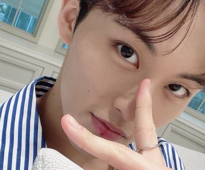 msrkhyucks's tweet photo. markhyuck twitter au | cc ♡

donde haechan con sus amigos son admins de una cuenta cc y se meten en bardo con otro cc https://t.co/sYaYlK3WD4