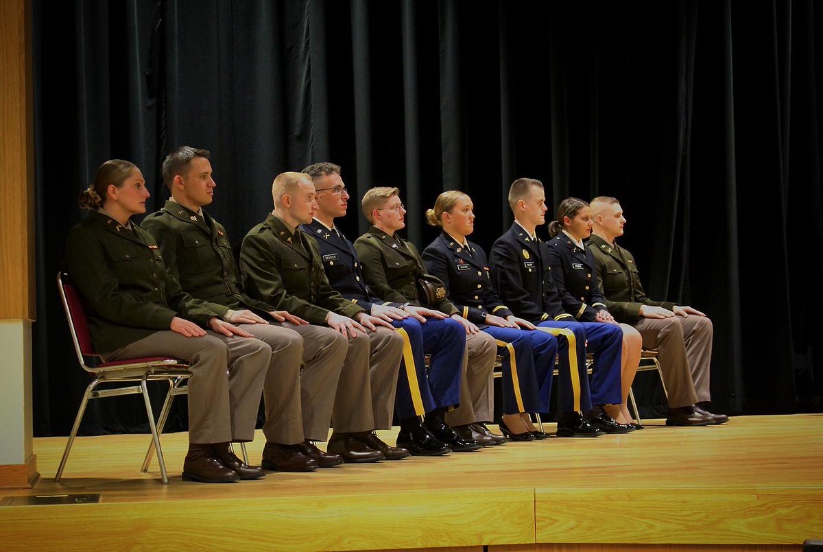nmurotc's tweet photo. The Army gained nine newly Commissioned Officers yesterday! Congratulations to the Army’s newest Second Lieutenants 🇺🇸   #leaderswanted #3rdbdearmyrotc #armyrotc #seniorsunday #highereducationmatters #shareNMU 
@ArmyROTC @3rdROTCBrigade @NorthernMichU @GoArmy https://t.co/OiFRCGwInO