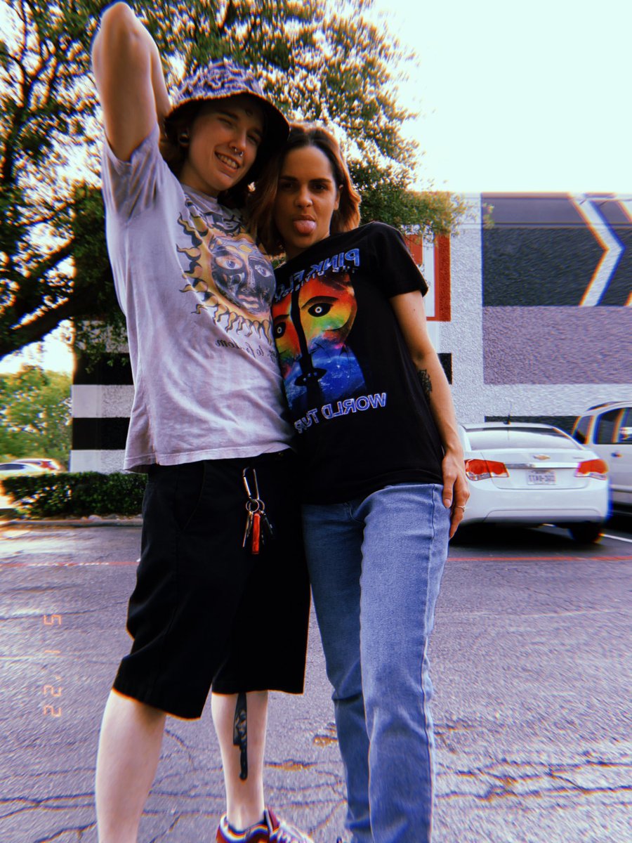 evelyndanielle3's tweet photo. Hey it’s you moms here reminding y’all to wear sunscreen and deodorant this summer💗 https://t.co/jQLEVisSEA