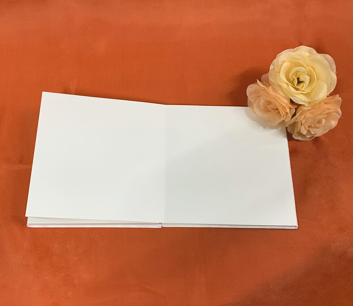 【正方形の御朱印帳】
約12センチ×12センチの直接書ける奉書紙を使った正方形御朱印帳です。

現在ラインナップにはございませんが、ご検討の方は弊社ホームページのお問い合わせフォームよりご連絡ください。
matsucollo.com

#御朱印 #御朱印帳 #御城印 #御城印帳 #スタンプ帳