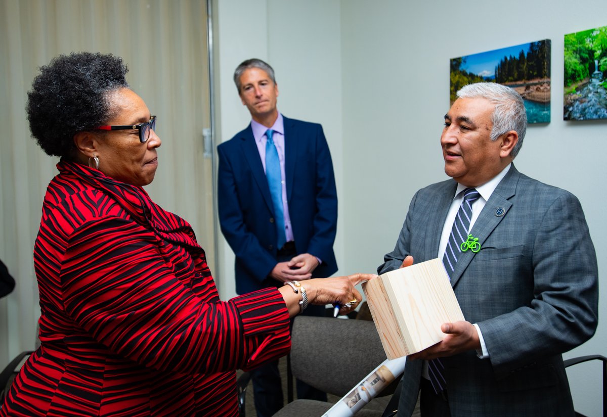 ernestofonseca's tweet image. Last week we welcomed Madam Secretary @SecFudge, along with Rep. @repblumenauer, @Shrader, &amp;amp; @RepBonamici . Oregon House Leader @juliefahey  and Sen. Kasey Jama shared our housing some of our housing strategies including #ProjectTurnKey. #wearehacienda @HUDNorthwest @TheOregonCF