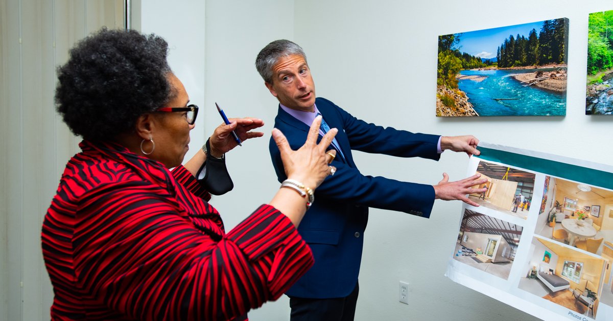 ernestofonseca's tweet image. Last week we welcomed Madam Secretary @SecFudge, along with Rep. @repblumenauer, @Shrader, &amp;amp; @RepBonamici . Oregon House Leader @juliefahey  and Sen. Kasey Jama shared our housing some of our housing strategies including #ProjectTurnKey. #wearehacienda @HUDNorthwest @TheOregonCF