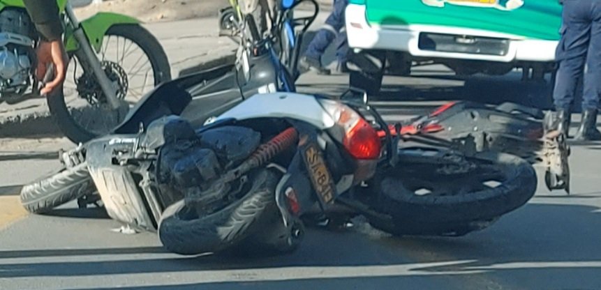 BestiasDriving's tweet photo. Mientras tanto durante el #DiaDelTrabajador , otra mula que se estrella contra OTRA mula!
#Remula https://t.co/Mag4dRvFxr