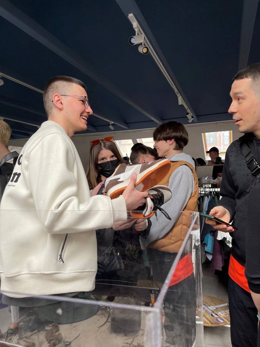 aperolmamiNFT's tweet photo. Aperolmami panel at SNEAKERCON - A RECAP
Been a real pleasure to meet the sneakerhead guys and share our vision 🧡

Aperolmami Ducks Club is the real deal with the kicks dropping in NFT space 🦆🤘

#NFT #Solana  #NFTsneakers #sneakers #NFTdrop #SolanaNFT https://t.co/zL3bSkCeR0