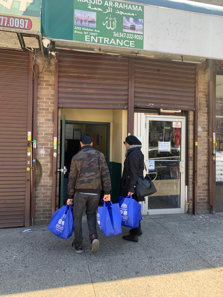 NYPDMuslim's tweet image. Once again we were out with @UAEinNYC in the #Bronx and #Manhattan packing grocery items and then delivering them to the #Masjids all around #Bronx for the Holy Month of #Ramadan  

Thanks to @zayedchf we were able to Bring needy items to people in need

#RamadanKareem