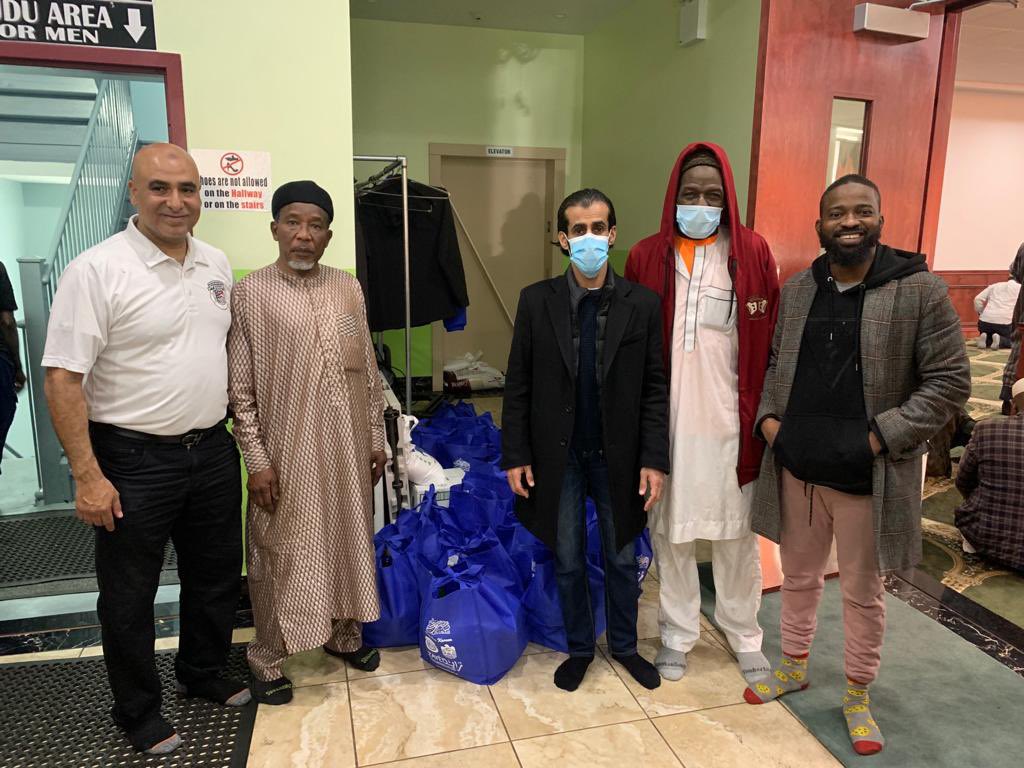NYPDMuslim's tweet image. Once again we were out with @UAEinNYC in the #Bronx and #Manhattan packing grocery items and then delivering them to the #Masjids all around #Bronx for the Holy Month of #Ramadan  

Thanks to @zayedchf we were able to Bring needy items to people in need

#RamadanKareem