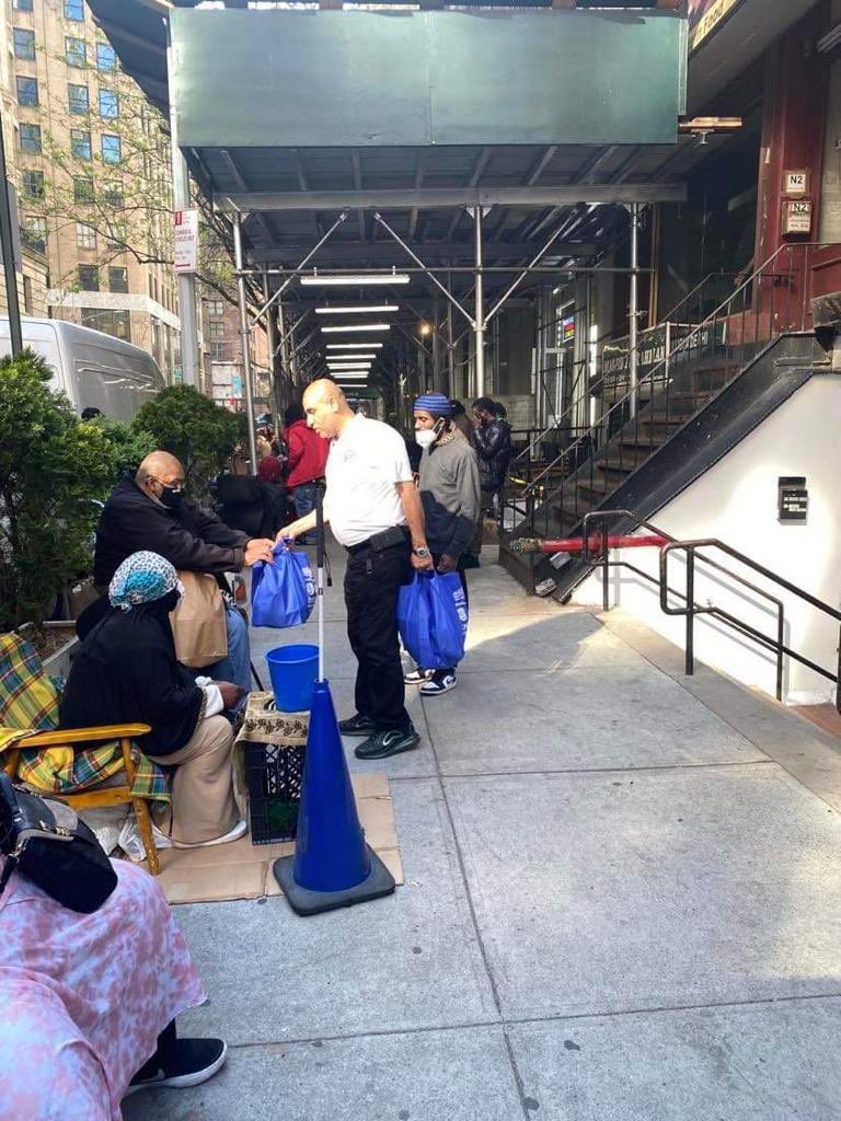 NYPDMuslim's tweet image. Once again we were out with @UAEinNYC in the #Bronx and #Manhattan packing grocery items and then delivering them to the #Masjids all around #Bronx for the Holy Month of #Ramadan  

Thanks to @zayedchf we were able to Bring needy items to people in need

#RamadanKareem