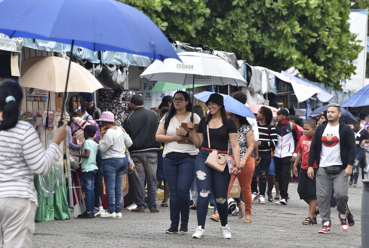 elnuevodiariord's tweet photo. Visitantes desafían las lluvias de este domingo y asisten masivamente a la Feria del Libro en su penúltimo día de celebración.

#ElNuevoDiarioRD https://t.co/Lrb9XKk3li