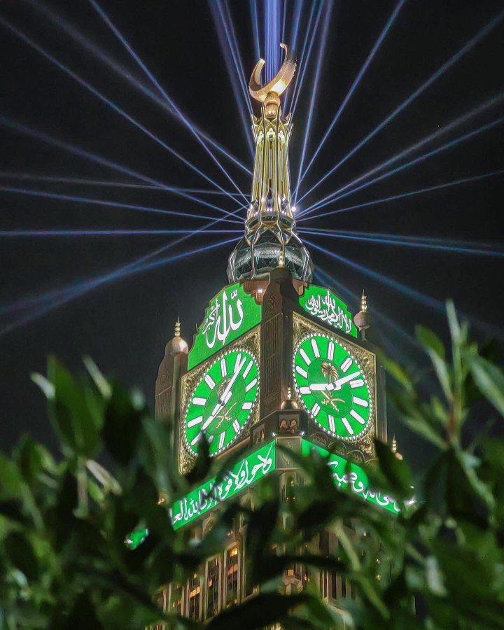 Le Burj de #Makkah s'illumine pour annoncer le #AidAlFitr 1443/2022.

Les lumières dont vues à une distance de plus de 30km.

#EidAlFitr
#EidMubarak
#AidMoubarak
