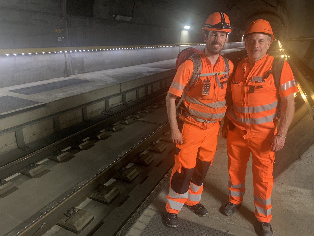 Ein heisser Wochenstart… über 35 Grad im Gotthard Basistunnel, 11 km vom Südportal. Tom Gut und Mauro Frigerio bei Erhaltungsmassnahmen begleitet. #sbbcffffs