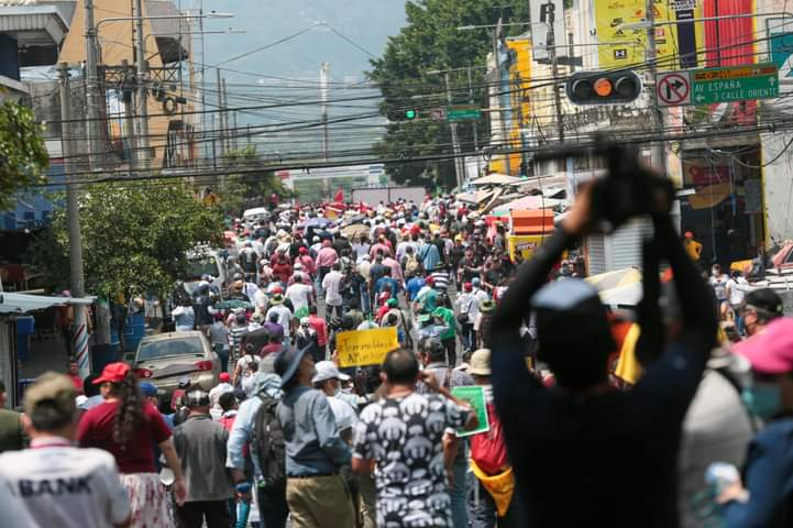 MariaGr02253013's tweet photo. Quien dijo miedo el pueblo marchó a pesar de todas las a menazas https://t.co/ErJ8Fxrl7R