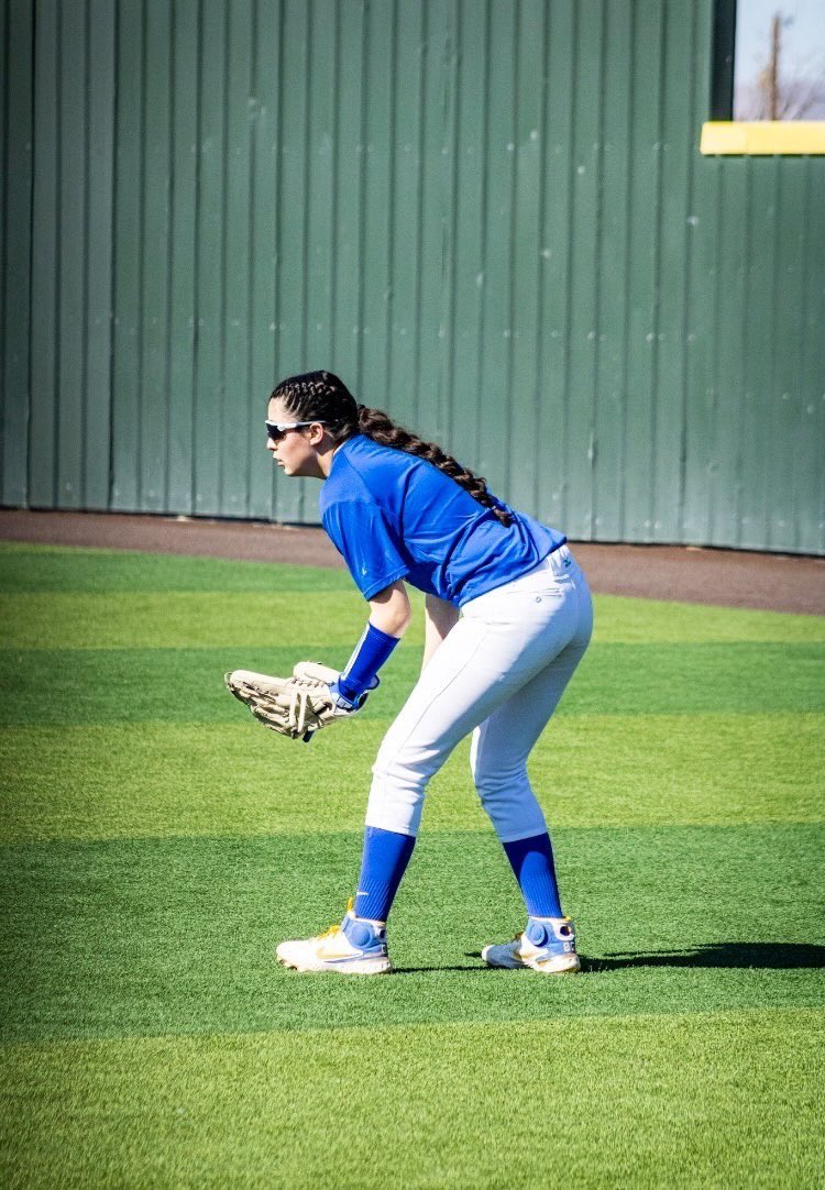 arlettee_g's tweet photo. My time to hang my glove up has come &amp; I couldn’t be more proud of my self and my improvement throughout my 4 years of Varsity Ball. A huge shoutout to Coach Gonzalez for believing in me and being the reason of my progress this past year. Thank you San Eli Nation. 🦅💙
#2 Out🥎 https://t.co/haXsYN824e