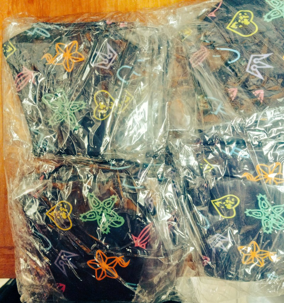 lgbtheartszine's tweet photo. ✨✨OUR FIRST ITEM HAS ARRIVED✨✨

These 80's Neon Vibe Masks designed by @evynvenpha have just arrived to our shipping Mod's doorstep and they look incredible! 

Stay tuned for more things to come! https://t.co/EaDjh0ZGNr