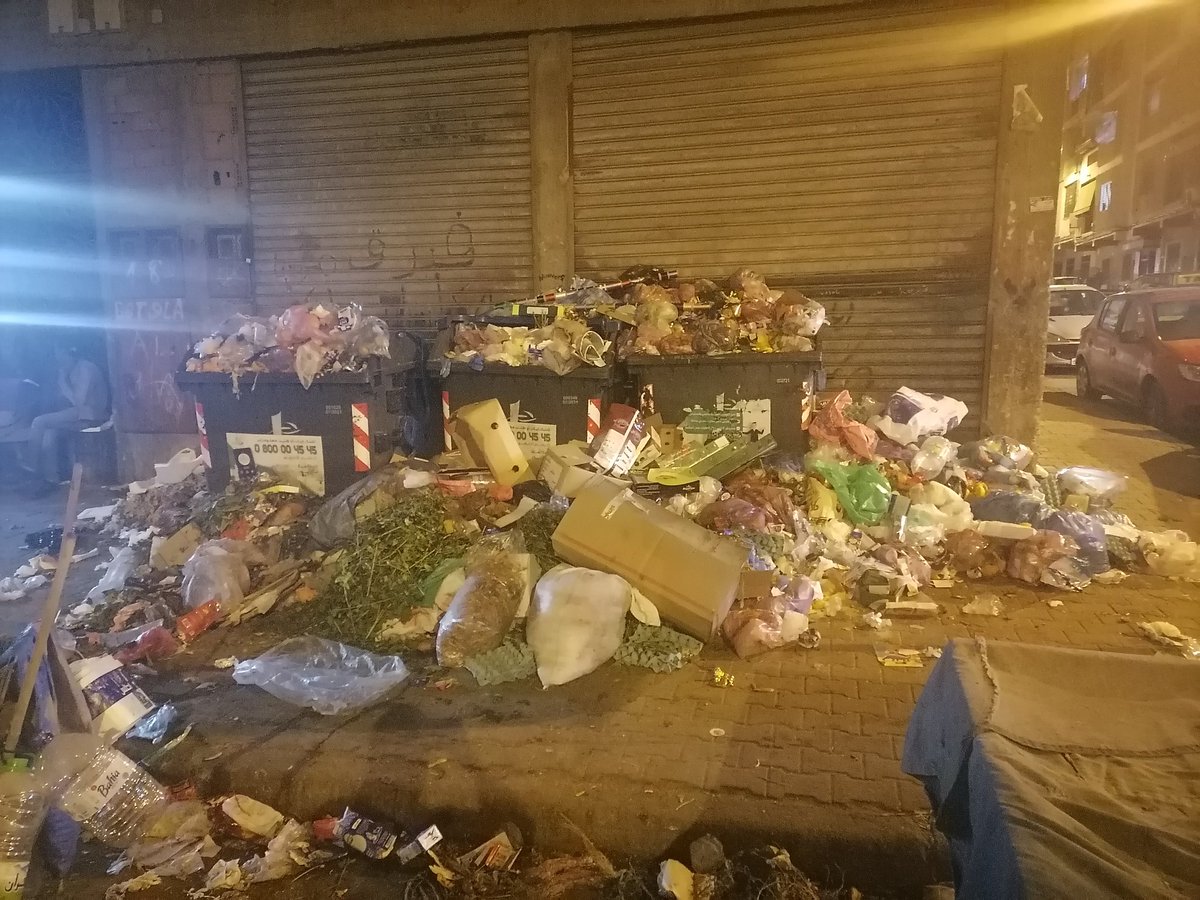 selh04's tweet photo. Cadeau de @nabila_rmili , la maire de Casablanca, aux habitants de #Sbata la veille du Aid..
Pour info, Nabila Rmili est élue dans l'arrondissement de Sbata avec son mari, qui est également député parlementaire et président de l'arrondissement de Sbata ..
#7ACHAKOM https://t.co/7dOZZO6lQu
