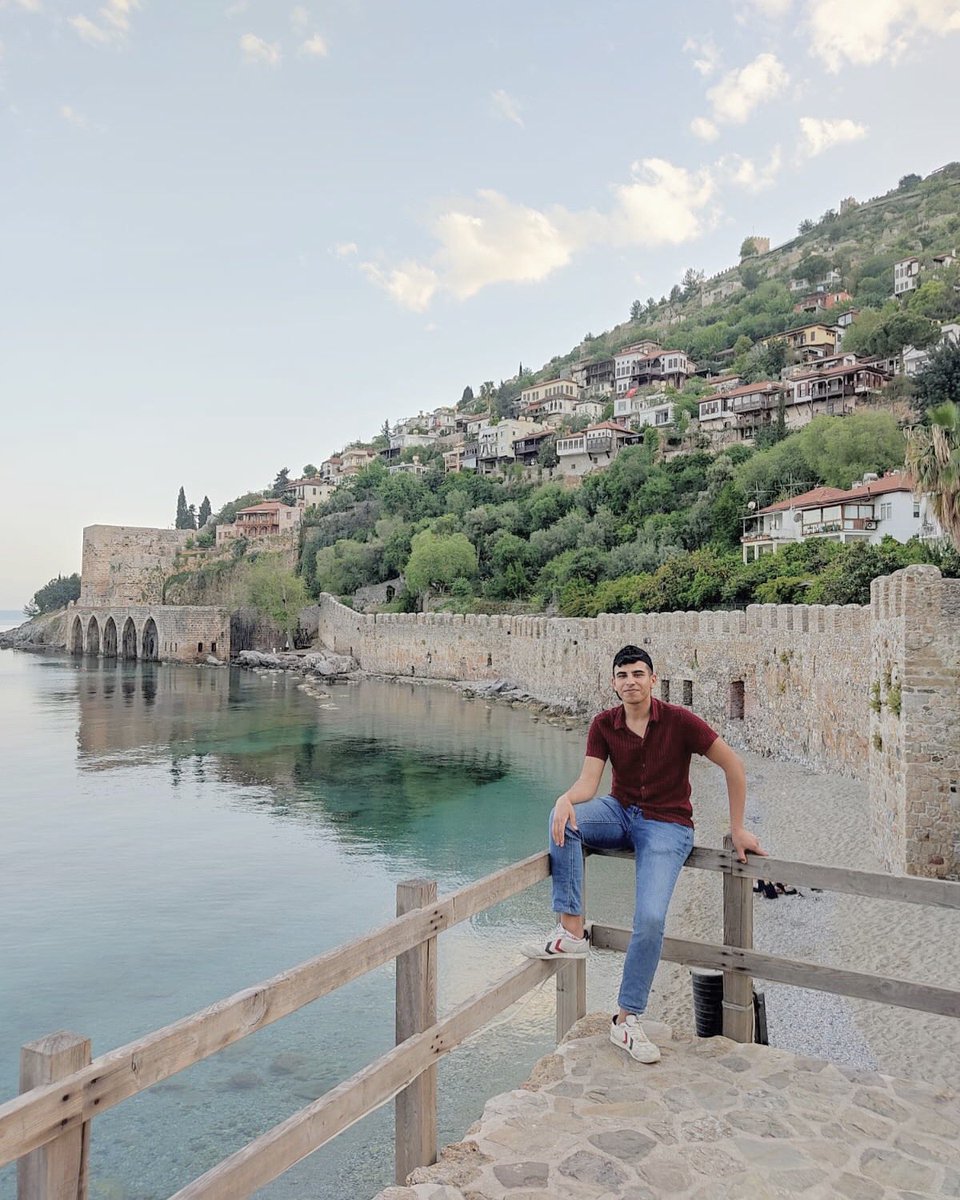 Dersiz İnsan Yok Dayi
Gezdim Yalan Dünyayi🌴