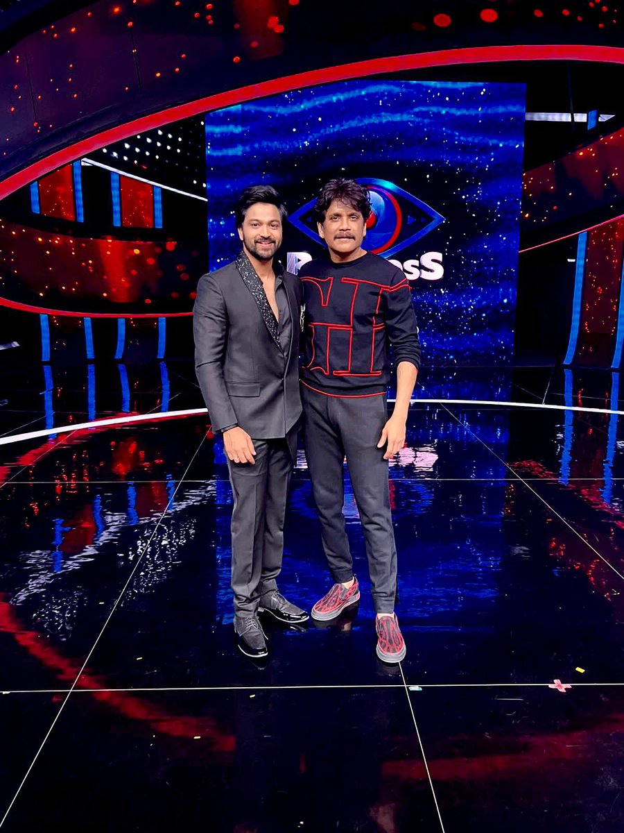 RyanSohel's tweet photo. It’s always a Luck and pleasure sharing stage with @iamnagarjuna sir ❤️❤️ His energy, grace, style and timing are contagious. #loveyou #Nagarjuna sir.

#sohel #NagarjunaAkkineni sir #biggbossnonstop #AkhilSarthak https://t.co/hZe5JYLh1N