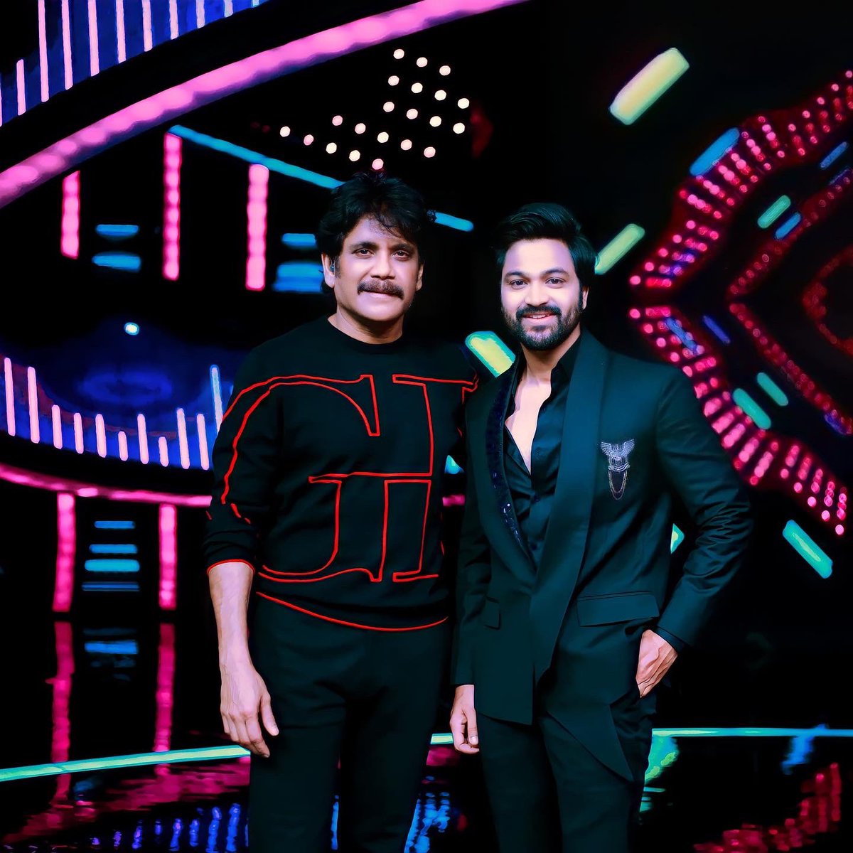 RyanSohel's tweet photo. It’s always a Luck and pleasure sharing stage with @iamnagarjuna sir ❤️❤️ His energy, grace, style and timing are contagious. #loveyou #Nagarjuna sir.

#sohel #NagarjunaAkkineni sir #biggbossnonstop #AkhilSarthak https://t.co/hZe5JYLh1N