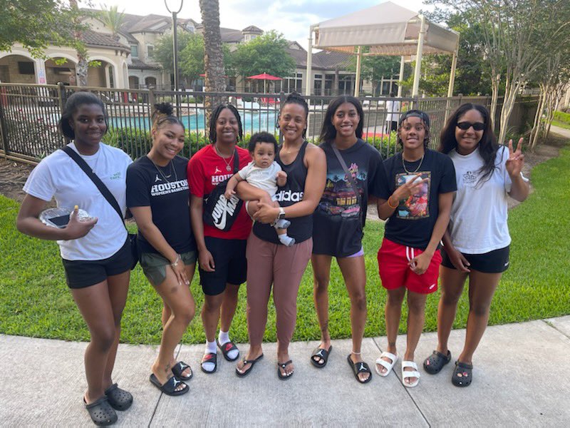 CoachLBarrett's tweet photo. Big guards just do it better‼️ Gonna miss each one of these beautiful souls. Glad our paths crossed, will always be a fan of all of you. Keep working and grinding. You guys are going to be soooo good next year ❤️ @tyounggg2 @_Bonyeje @bria__p @KamJones02 @caleyahj_ @neweraa00__ https://t.co/yXzZMq7QRy