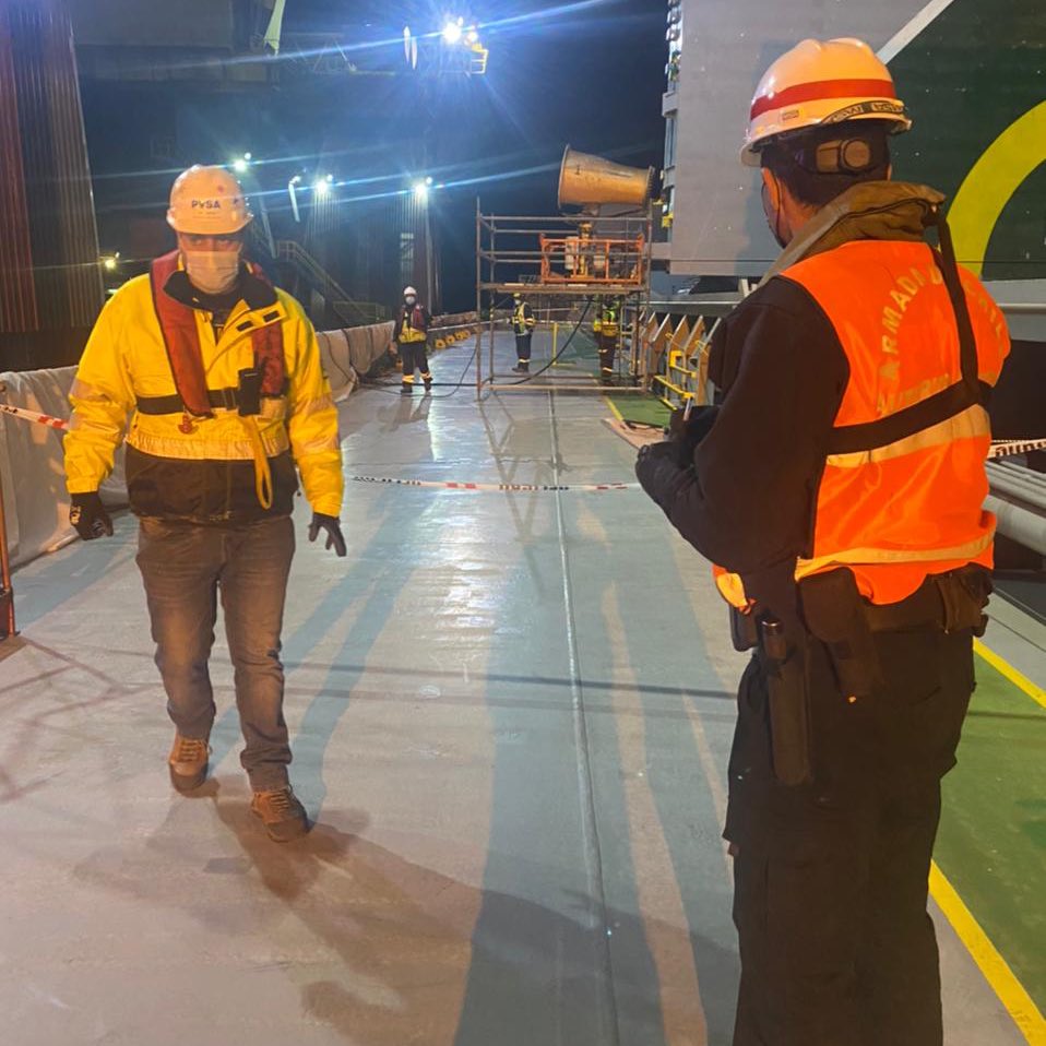 Cp_Quintero's tweet photo. Esta noche la #PolicíaMarítima realiza tareas de fiscalización de faenas portuarias en el área de @puchuncavimuni, controlando las medidas dispuestas en descarga de carbón, de la nave #PacificWind cuidando del medio ambiente acuático #MaresMásLimpios https://t.co/4mgfvnq76Q