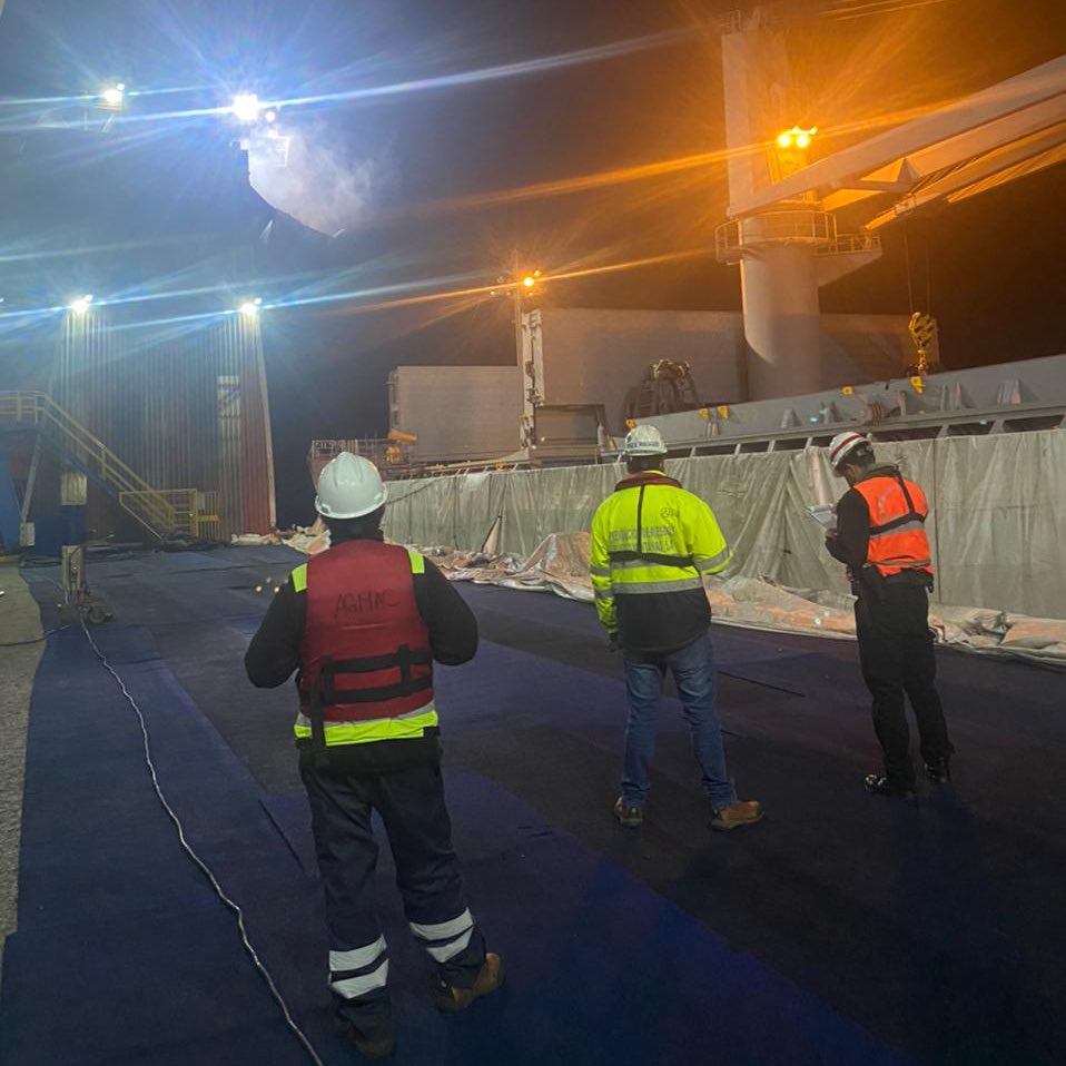 Cp_Quintero's tweet photo. Esta noche la #PolicíaMarítima realiza tareas de fiscalización de faenas portuarias en el área de @puchuncavimuni, controlando las medidas dispuestas en descarga de carbón, de la nave #PacificWind cuidando del medio ambiente acuático #MaresMásLimpios https://t.co/4mgfvnq76Q