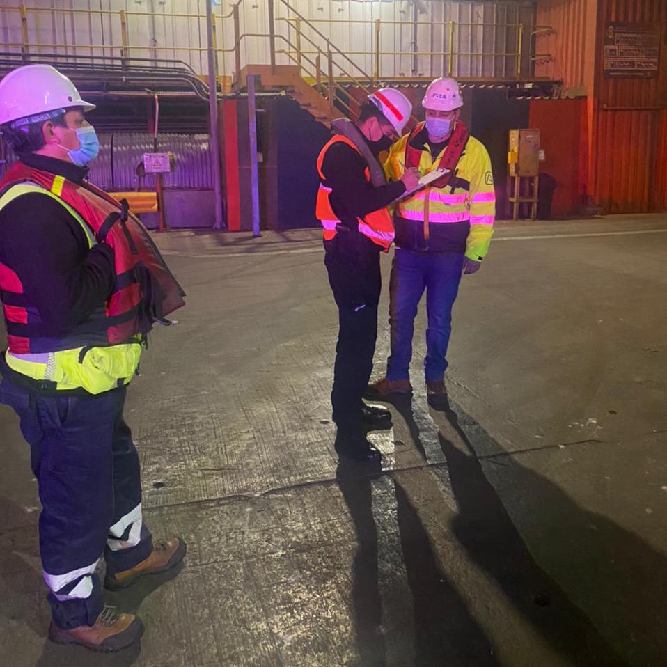 Cp_Quintero's tweet photo. Esta noche la #PolicíaMarítima realiza tareas de fiscalización de faenas portuarias en el área de @puchuncavimuni, controlando las medidas dispuestas en descarga de carbón, de la nave #PacificWind cuidando del medio ambiente acuático #MaresMásLimpios https://t.co/4mgfvnq76Q