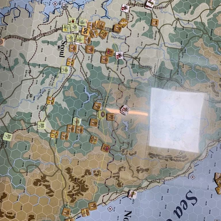 ClubDreadnought's tweet photo. Nuestros wargamers se están metiendo un Korea:The Forgotten War entre pecho y espalda, de la serie OCS editada por MMP.
#clubdreadnought #korea #ocs #wargames #mmp #thegamers #boardgames #multimanpublishing https://t.co/XFUM5ooVvj