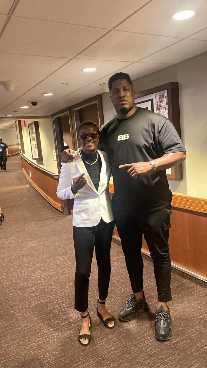 InTheRingWithC1's tweet photo. Two of my people! Both the present , future ,  excellence 🥊 @tiarabrownbox @DeanWhyte8 
#taylorserrano 
#womeninboxing #womensupportingwomen #promoter #UKfinest #inGodwetrust #itrwc #wciw #boxing https://t.co/IhE5tikU40