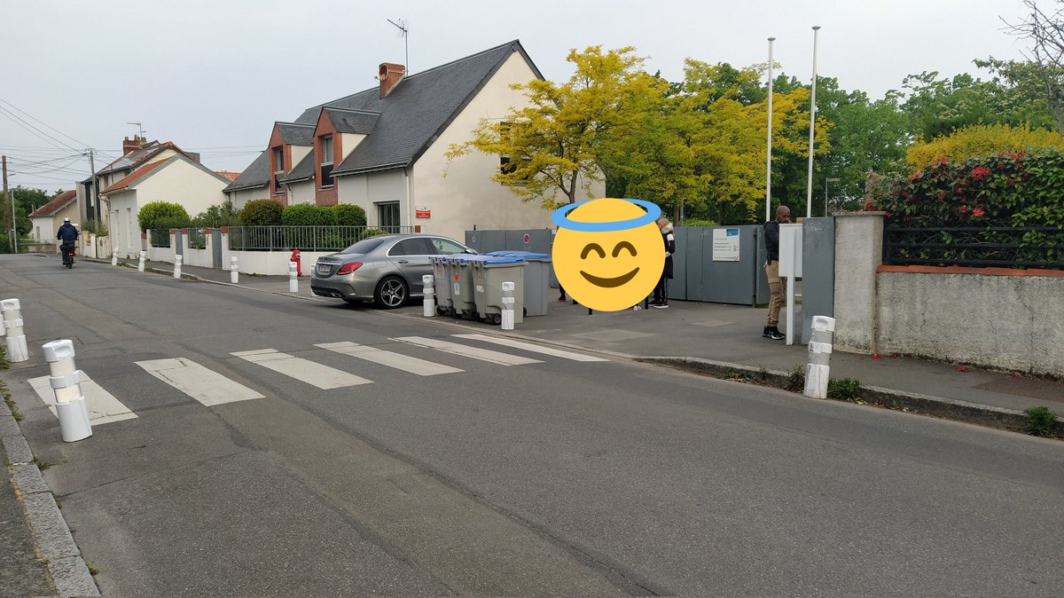 Mr_tom4's tweet photo. Tiens, on va mettre des plots devant l'école du #linot à #nantes comme ça les automobilistes ne s'y mettront pas .
On peut plutôt avoir la PM @NantesMetropole ? https://t.co/V8vxFJAiJm