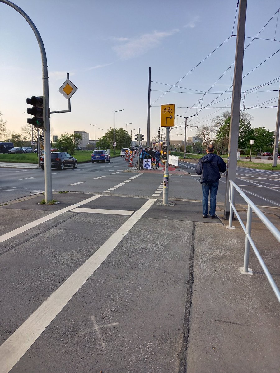 Auf der #carolabruecke  #Dresden kann es heute und morgen zu Verkehrsverbesserungen durch #popupradweg , gerechte Aufteilung des öffentlichen Raums und #autokorrektur kommen.