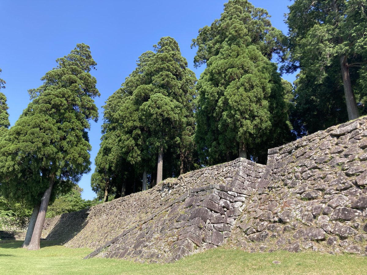 isular1204's tweet photo. 熊本県の人吉城に来ました
熊本地震の復旧工事が現在も続いていますが残った石垣が当時を伝えてくれていて想像が膨らみます☺️
早い復旧を祈っています https://t.co/XVMyR3k8Up