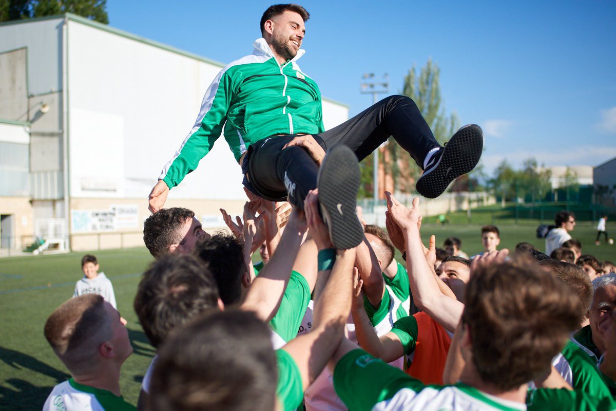 Oberena's tweet photo. 😊 ¡EXPLOSIÓN DE ALEGRÍA!

⚽️ El primer equipo de fútbol materializó ayer el ASCENSO A 3ª DIVISIÓN cuatro temporadas después de su descenso.

✅ Se impusieron al Alesves por 3 goles a 1 a falta de una jornada para el final de la fase de ascenso.

👏🏼 ¡ENHORABUENA A TODOS! https://t.co/WopgdX1AkO