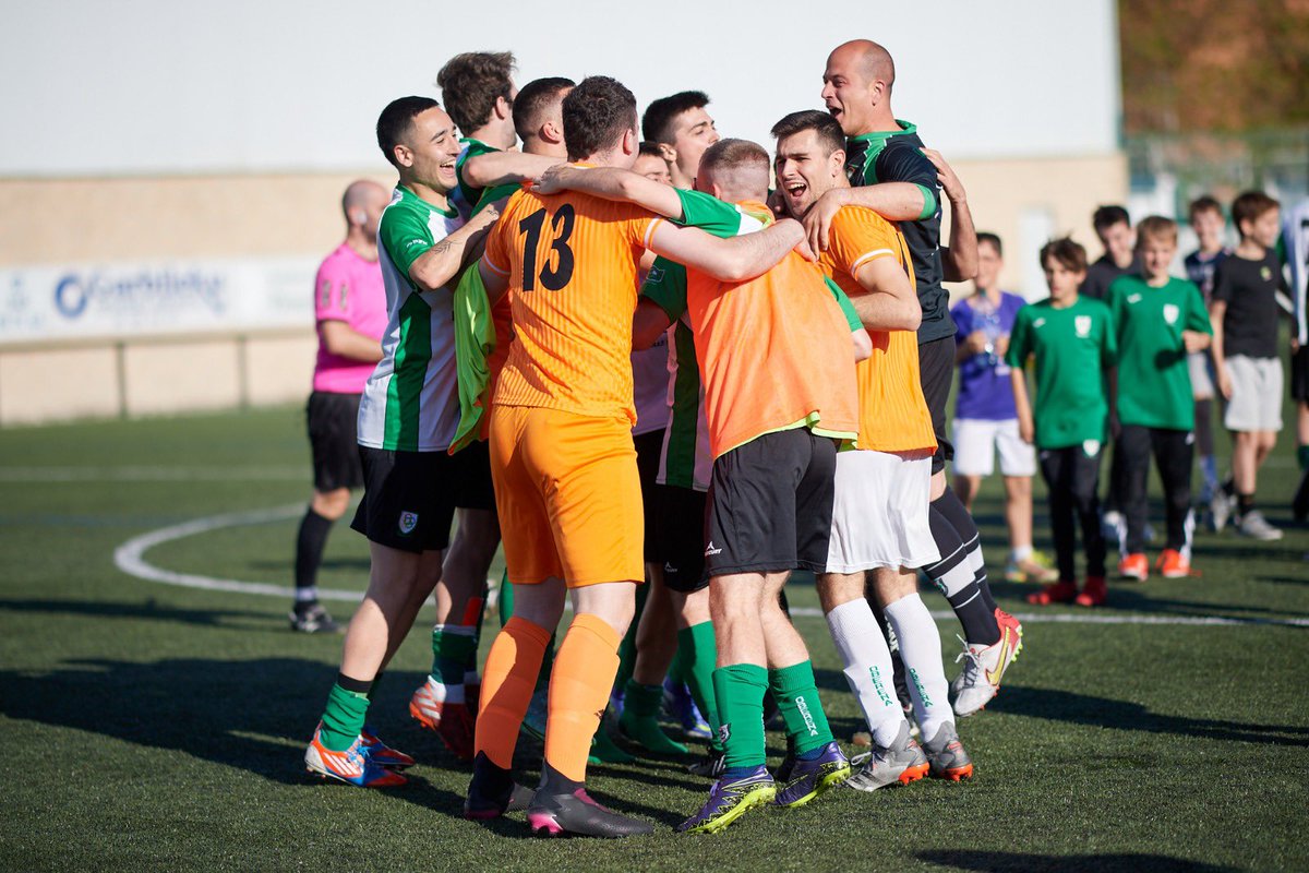 Oberena's tweet photo. 😊 ¡EXPLOSIÓN DE ALEGRÍA!

⚽️ El primer equipo de fútbol materializó ayer el ASCENSO A 3ª DIVISIÓN cuatro temporadas después de su descenso.

✅ Se impusieron al Alesves por 3 goles a 1 a falta de una jornada para el final de la fase de ascenso.

👏🏼 ¡ENHORABUENA A TODOS! https://t.co/WopgdX1AkO