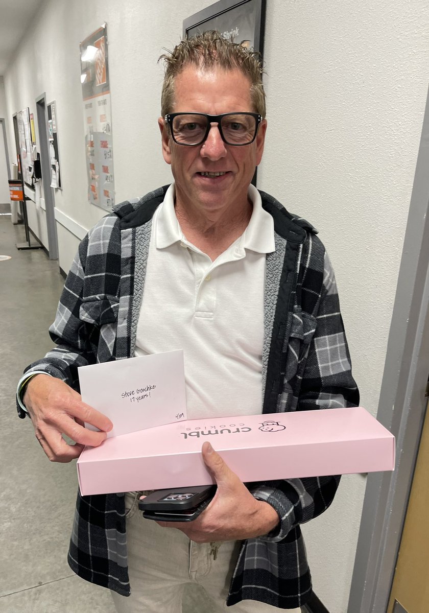 615_orangehd's tweet photo. 🎉Happy 17th Anniversary Steve. You bring smiles to our customers and associates everyday 🧡@MelissaCoronad2 @mike_astorino @HDLMPerez https://t.co/jxmfierac3