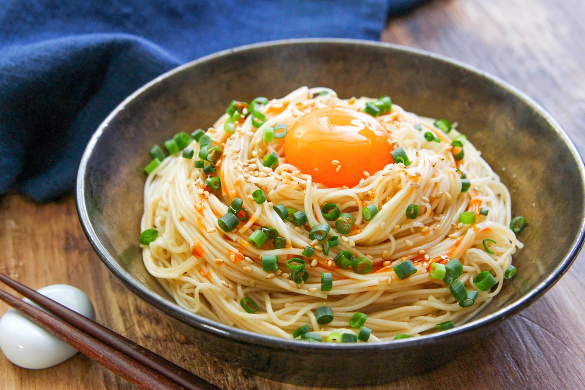 気温が上がってくるこれからの季節にぴったりそう！素麺を使った油そば風レシピ！