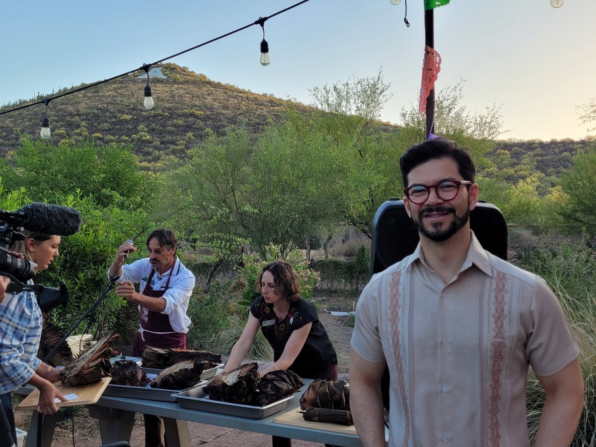 barcelodurazo's tweet photo. Continúa el #AgaveHeritageFestival. En el #MissionGarden, que preserva las diferentes tradiciones agrícolas de todas las etapas de Tucsón, se hizo un Open Roasting para mostrar cómo se hacen el mezcal y otros destilados de agave. Con degustación de @LaLunaMezcal @ChocolateRitual https://t.co/8Xuk6G8Q64