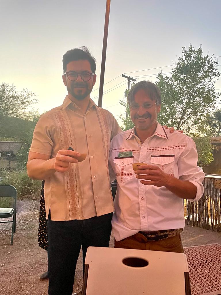barcelodurazo's tweet photo. Continúa el #AgaveHeritageFestival. En el #MissionGarden, que preserva las diferentes tradiciones agrícolas de todas las etapas de Tucsón, se hizo un Open Roasting para mostrar cómo se hacen el mezcal y otros destilados de agave. Con degustación de @LaLunaMezcal @ChocolateRitual https://t.co/8Xuk6G8Q64