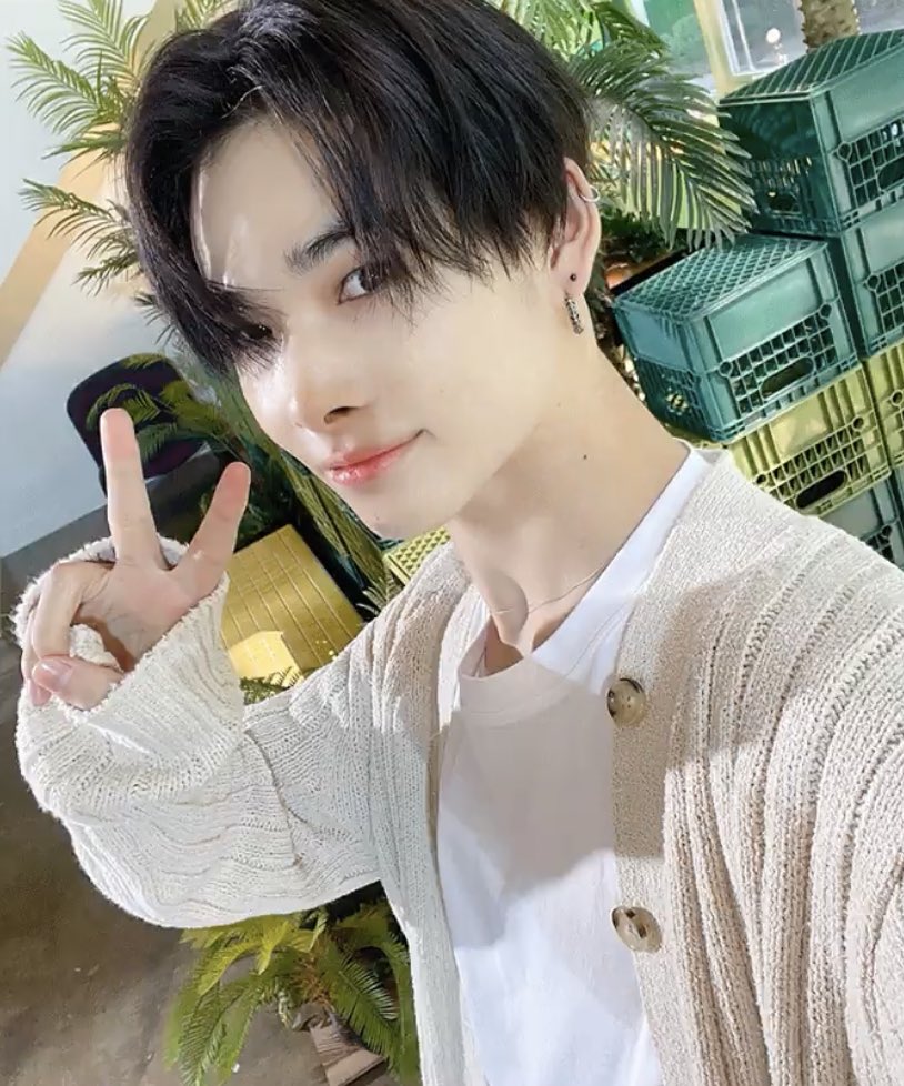ni-ki in white t-shirt >>>>>>