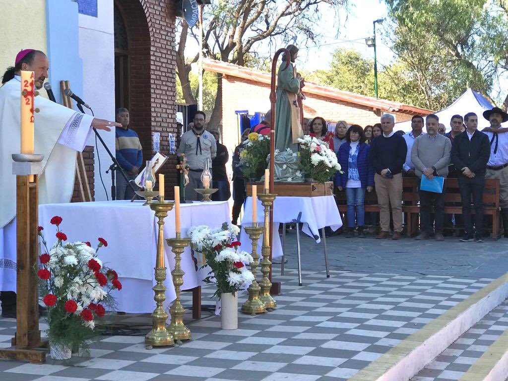 Hoy, en la VILLA DE LA QUEBRADA, participé de la misa que celebró  Monseñor Gabriel Barba en homenaje al día del trabajador.