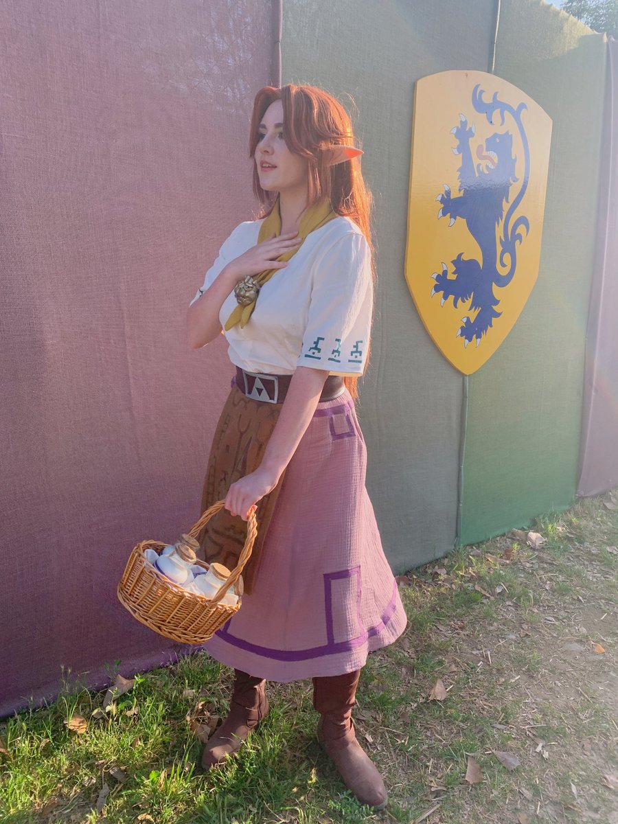 My malon cosplay debut! So much fun today at the renfaire :3 thanks so everyone who came up to say hi! Glad to bring everyone’s farm girl crush to life 😂 #Zelda #ocarinaoftime #malon