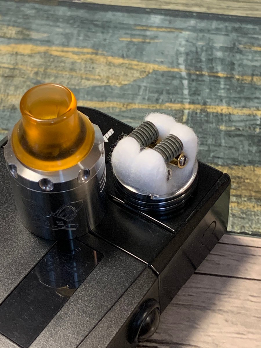 Masterwarizumiy's tweet image. 本日は快晴
天気が良いので気分転換に昼ビルドしてみました☺️💫
お仕事の人もお休みの人もお昼まであと少しです🥯🧀🥓

#DeadRabbit3
#vape
#vape好きな人と繋がりたい