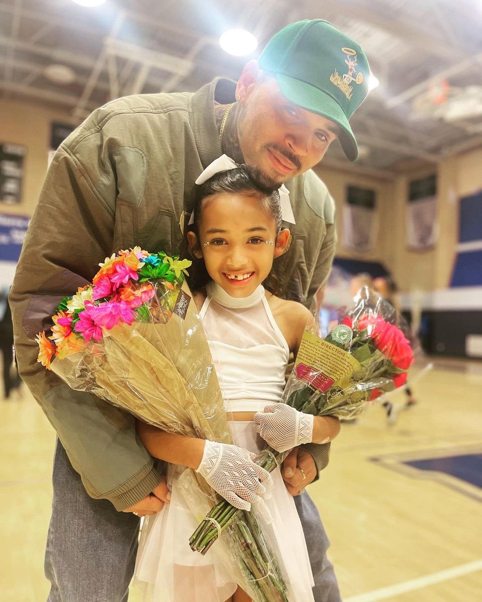 👀Damn @chrisbrown your baby girl so pretty, it scared the shit out my boy.  😆look at his hand, he was scared to touch her. LMAO😆😆😆😆😭, image size:960x1200