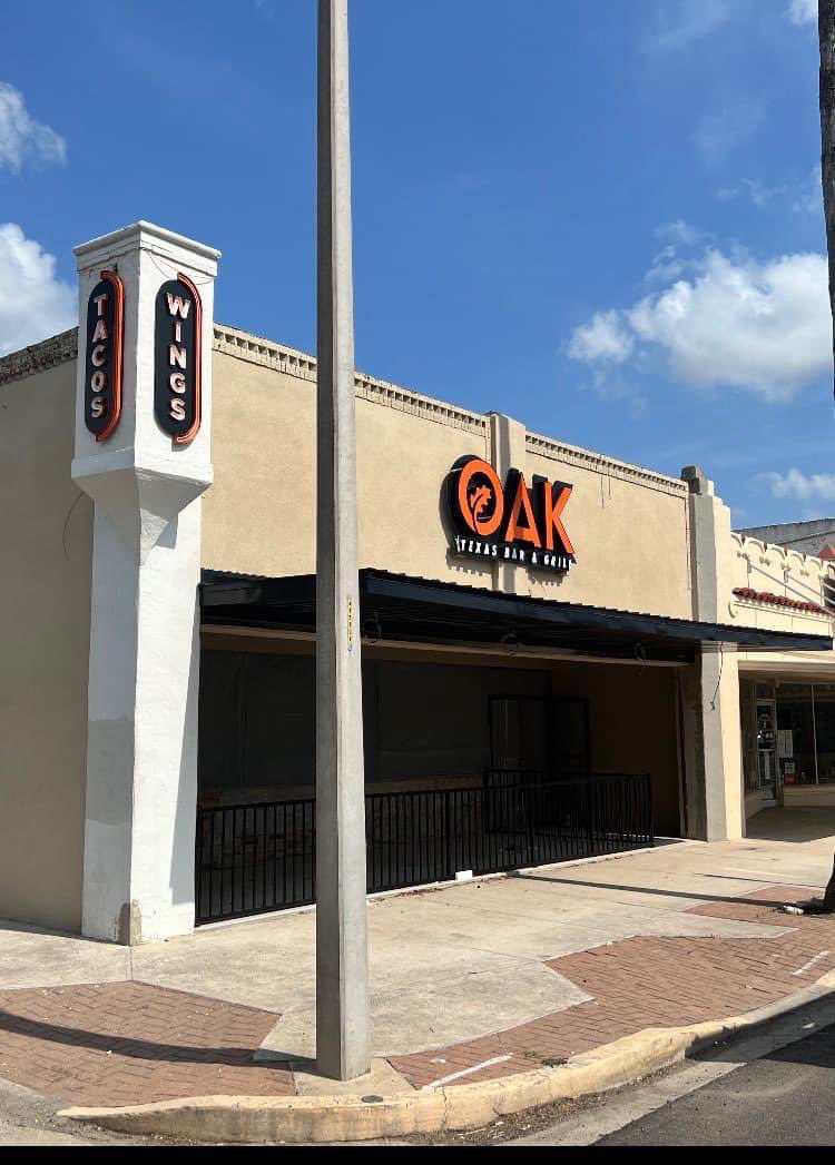 Our sign is finally up 🙌
Say 𝓱𝓸𝔀𝓭𝔂 to our newest location opening early this summer in Downtown, Weslaco! 🤠👋
We’re thrilled to bring you the same great food, BRUNCH, drinks, and atmosphere - with Texas pride! 
📍 303 S. Texas Blvd. Weslaco, TX 
See y’all at OAK! 🍁