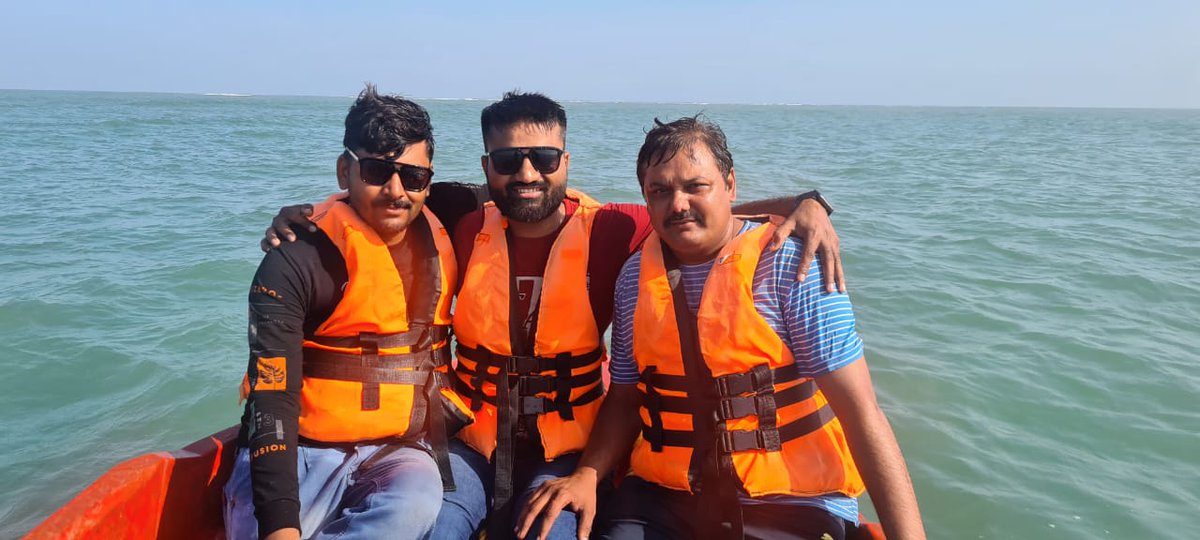 BDparmar99's tweet photo. *દોસ્તી એટલે 'જિંદગીના'*
*સફરનું એક એવું સ્ટેશન,*
*કે જ્યાં ગમે ત્યારે રોકાઈને,*
*'જિંદગીનો' થાક ઉતારી શકાય...*
#shivrajpurbeach
#devbhumidwark https://t.co/i1lCSPzLyA