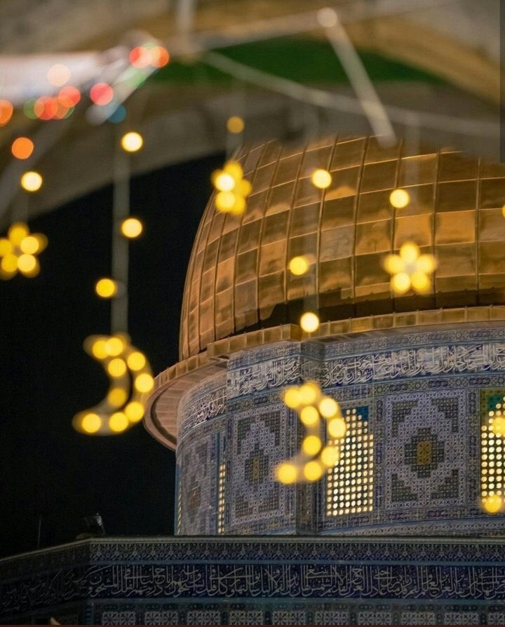 "Üstadım" dedim;
"Bayrama ne alayım?"

Dedi:
"Birkaç piri fâniden gönül, birkaç çocuktan gülücük, alabilirsen birkaç fakirden de duâ al."

Cahit Zarifoğlu
#RamadanMubarak