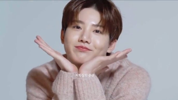 kyukoalala's tweet photo. model kim junkyu! 🤍💗 #JUNKYU https://t.co/nufzAeFgC2